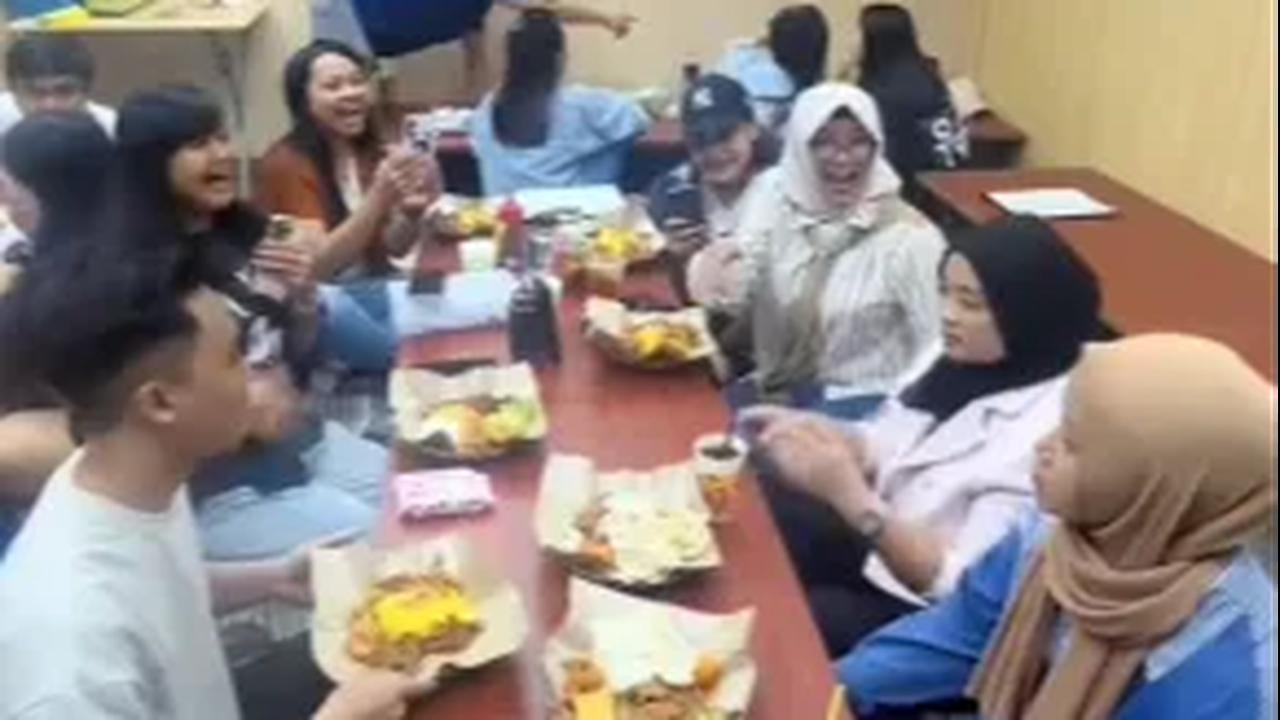 "Ibundanya masih belum sadar bahwa yang di depannya adalah anak laki-lakinya," demikian dikutip dari keterangan video.