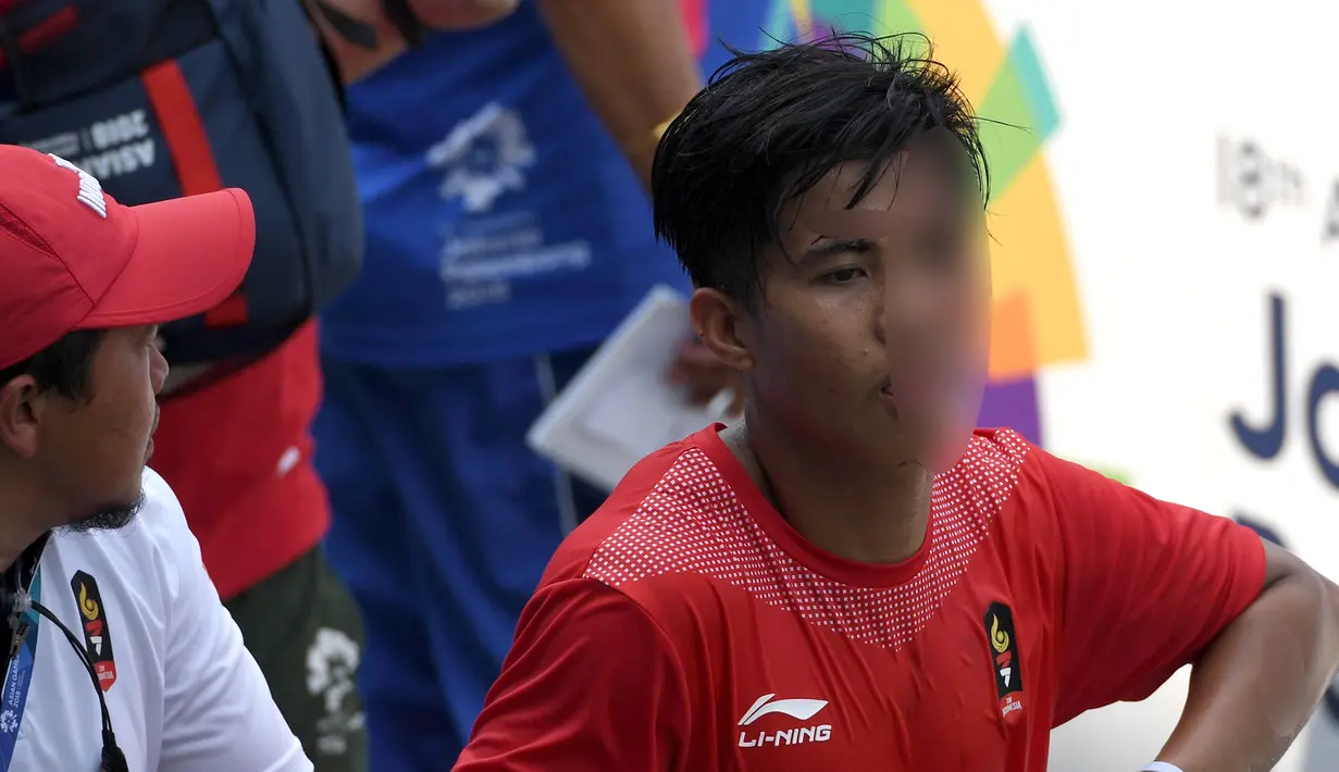 Atlet Indonesia, Kristianto Lexy  terluka saat melawan Thailand dalam pertandingan perebutan peringkat 9-10 hoki putra Asian Games 2018 di Jakarta, Kamis (30/8). (ANTARA FOTO/ INASGOC/Dadang Tri/pras/18)