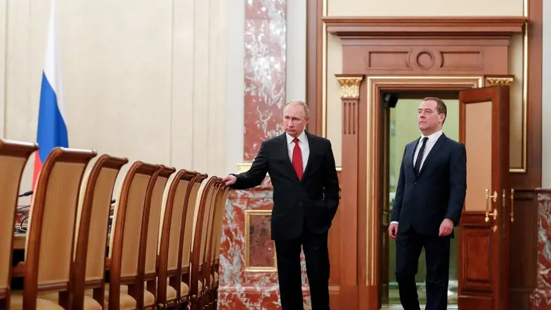 Presiden Rusia Vladimir Putin dan mantan PM Rusia Dmitry Medvedev.