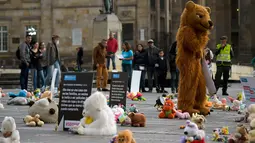 Ratusan boneka memenuhi Alun-alun Bolivar saat aksi memprotes penganiayaan anak di Alun-alun Bolivar, Bogota, Kolombia (20/11). Sejumlah anak dan ratusan boneka beserta mainan memenuhi alun-alun Bogota sebagai aksi protes. (AFP Photo/Raul Arboleda)