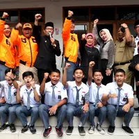 Hadiah istimewa itu diberikan Ridwan Kamil kepada sepuluh pelajar yang mengejar dan membantu mengepung terduga teroris bom Bandung. (Liputan6.com/Kukuh Saokani)
