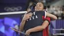 Pebulu tangkis tunggal putri Korea Selatan, An Se-young memeluk lawannya, wakil Indonesia Gregoria Mariska Tunjung usai berakhirnya laga semifinal nomor tunggal putri cabor bulu tangkis Olimpiade Paris 2024 di Porte de La Chapelle Arena, Paris, Minggu (4/8/2024). An Se-young menang rubber-game 11-21, 21-13 dan 21-16 dan melaju ke final. (AP Photo/Kin Cheung)