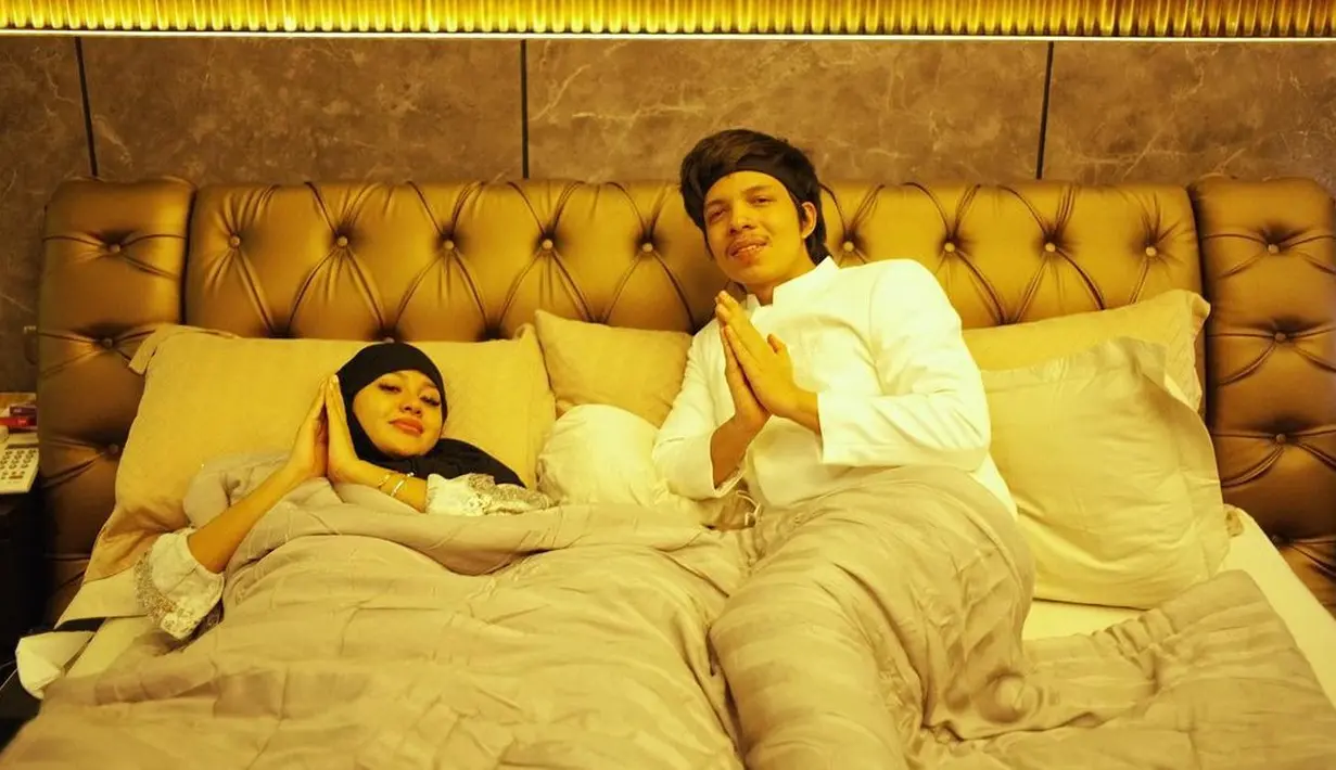 "Aku bilang ke dia enggak boleh kerja berat dulu, jangan naik tangga, jaga makanan dan minumannya. Ya saya harus jaga banget. Yang penting sehat dulu sampai kandungannya menguat," tutur pria 26 tahun itu. (Instagram/aurelie.hermansyah)