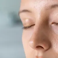 Dengan perawatan yang tepat dan konsisten, kulit berminyak dapat terlihat tetap segar dan bebas kilap sepanjang hari. Yuk, simak caranya, Sahabat Fimela! [Dok/freepik.com/rawpixel.com]