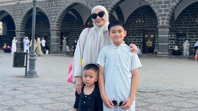 Gaya Santun Nagita Slavina Ibadah Umroh, Kenakan Abaya Mahal dan Tas Hermes Rp300jutaan