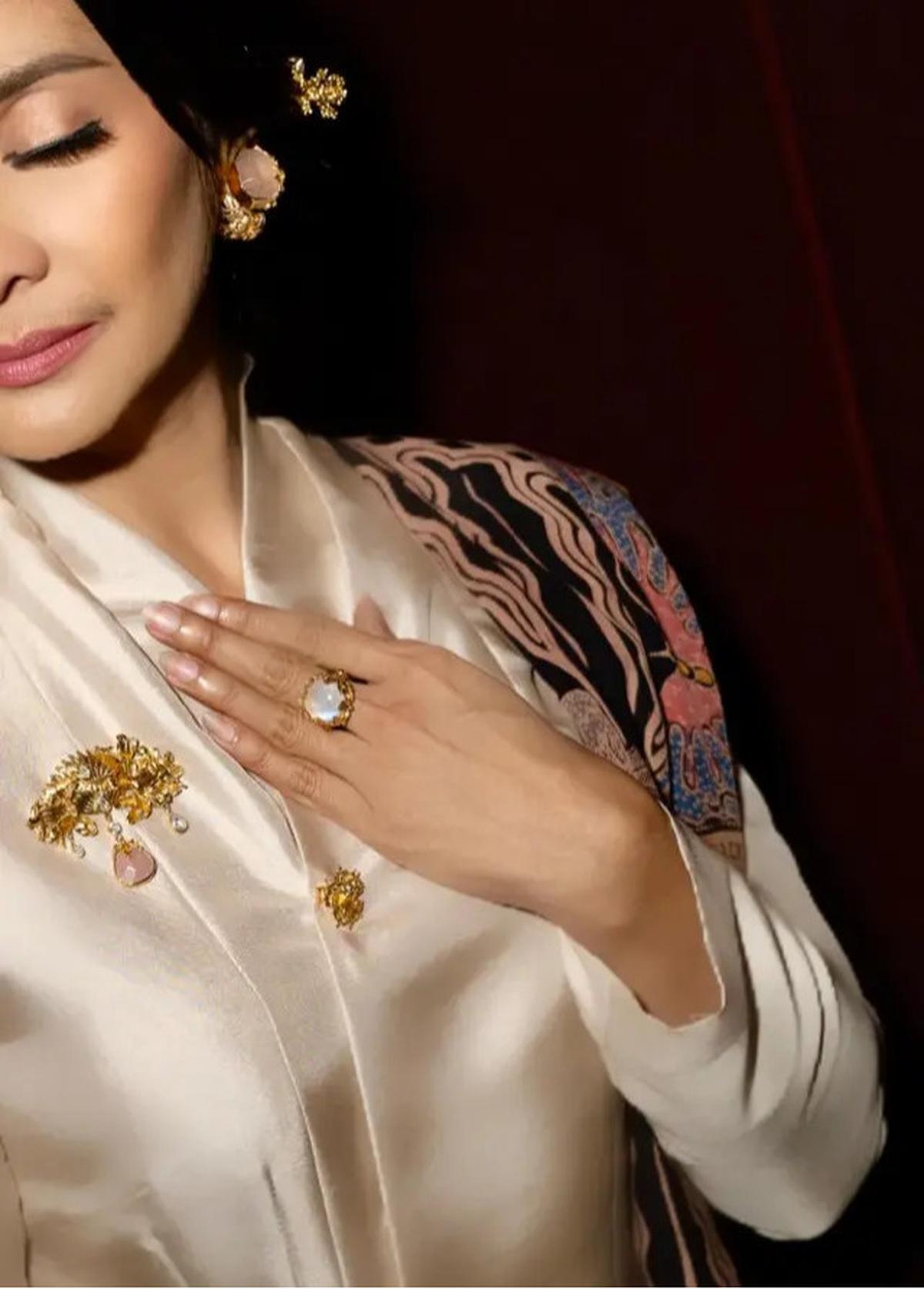 Foto Detail Kebaya Maudy Koesnaedi saat Gala Premier Film Believe, Tampil Penuh Pesona