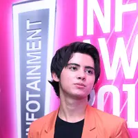 “Jenis lagunya di mini album itu bermacam-macam sih, nggak semua temanya sama tapi diusahakan semuanya se-tipe, tapi temanya mungkin ga sama, (lagunya) tentang cinta ada tentang keluarga juga.” papar Aliando Syarief. (Nurwahyunan/Bintang.com)