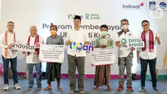 Gubernur NTB, Zulkieflimansyah (tengah), foto bersama dengan (ki-ka) SVP-Head of Corcomm IOH Steve Saerang, Director & Chief Regulatory Officer Muhammad Buldansyah, perwakilan penerima manfaat dari Kelompok UMKM dan Nelayan, Sekda Lombok Tengah Lalu Firman Wijaya di Desa Kuta, Mandalika (11/3/2022)