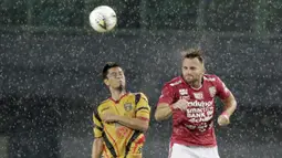 Striker Bali United, Ilija Spasojevic, duel udara dengan pemain Mitra Kukar, Muhammad Bahtiar, pada laga Piala Presiden 2019 di Stadion Patriot, Jawa Barat, Minggu (3/3).  Bali United menang 3-0 atas Mitra Kukar. (Bola.com/M Iqbal Ichsan)