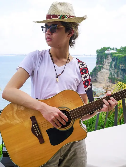 Lewat akun Instagramnya, Dul mengunggah foto sedang memeluk Shafeea dan menuliskan kalimat yang begtu romantis. Uniknya, Dul menyebutkan bahwa dirinya bermimpi memiliki seorang anak perempuan. (Instagram/duljaelani)