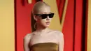 Di Vanity Fair Oscars Party, Rose tampil dibalut gaun strapless berwarna cokelat dengan bagian belakang yang menampilkan cut-out dan ikat pinggang. [Foto: Instagram/rose.are.rose_9]