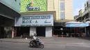 Pengendara sepeda motor melintas di depan Gedung Blok A Pasar Tanah Abang, Jakarta, Minggu (17/6). Pasar Tanah Abang tutup sejak 15 Juni 2018 dan buka kembali pada 25 Juni 2018. (Liputan6.com/Arya Manggala)