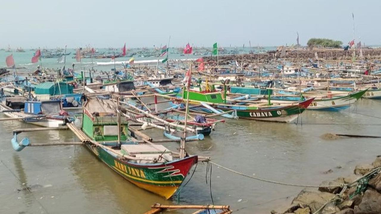 Miris, Cuaca Ekstrem Nasib Para Nelayan di Dalam Kapal Tidur Bertumpuk-tumpuk