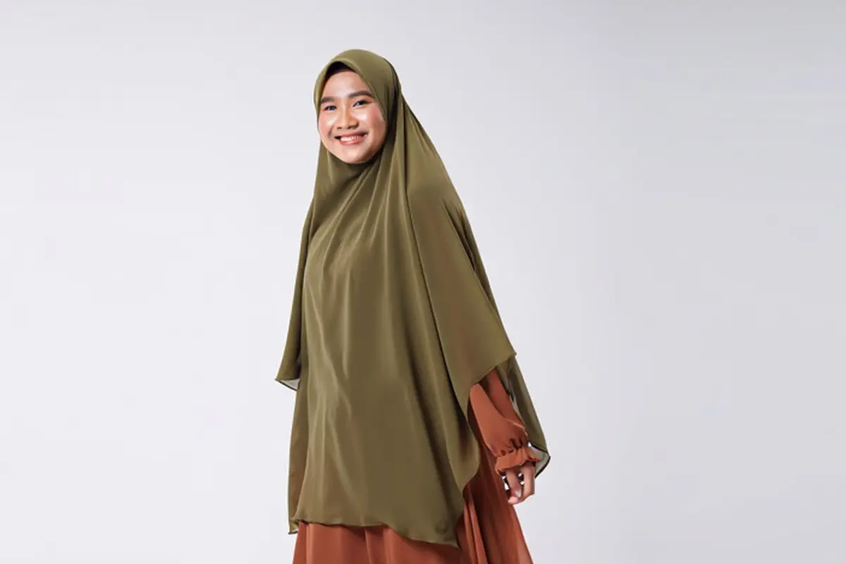 Model Gamis Syari Bahan Jatuh Enggak Bikin Gerah/ Ilustrasi oleh AI