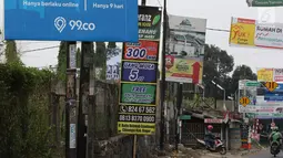 Spanduk iklan penjualan properti menghiasi ruas jalan di kawasan Cibubur, Jakarta, Minggu (26/8). Kebanyakan spanduk yang mempromosikan perumahan mewah ini ilegal dinilai menyalahi aturan. (Liputan6.com/Immnuel Antonius)