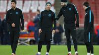 Empat pemain Barcelona (ki-ka) Luis Suarez, Javier Javier Mascherano, Gerard Pique dan Lionel Messi, bersiap melakukan latihan di Emirates Stadium, Senin (22/2/2016) malam WIB. Barcelona akan menghadapi tantangan tuan rumah Arsenal, dini hari nanti, pada 