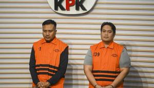 KPK mengumumkan Kajari Hulu Sungai Utara Albertinus Parlinggoman Napitupulu (kanan), Kasi Intelijen Kejari Hulu Sungai Utara Asis Budianto (kiri), dan Kasi Datun Kejari Hulu Sungai Utara, Tri Taruna Fariadi (melarikan diri), sebagai tersangka kasus korupsi. (Foto: Antara)