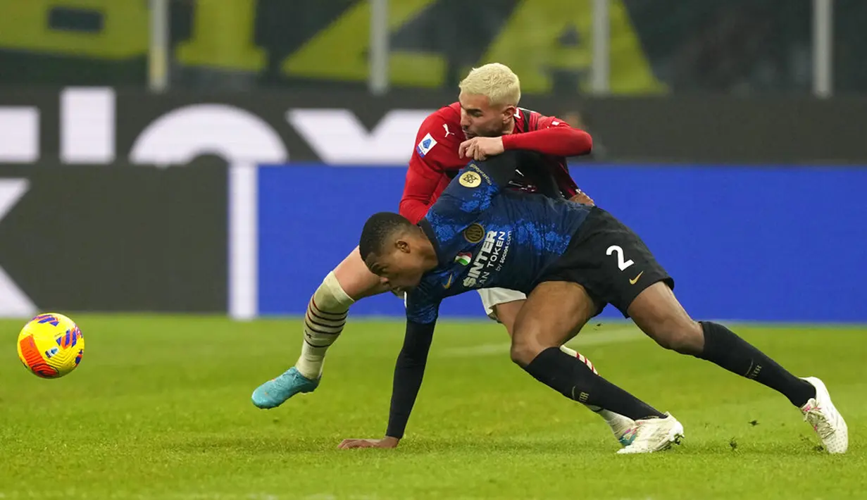 Pemain Inter Milan Denzel Dumfries (depan) berduel memperebutkan bola dengan pemain AC Milan Theo Hernandez pada pertandingan sepak bola Liga Italia di Stadion San Siro, Milan, Italia, 5 Februari 2022. AC Milan menang 2-1. (AP Photo/Antonio Calanni)