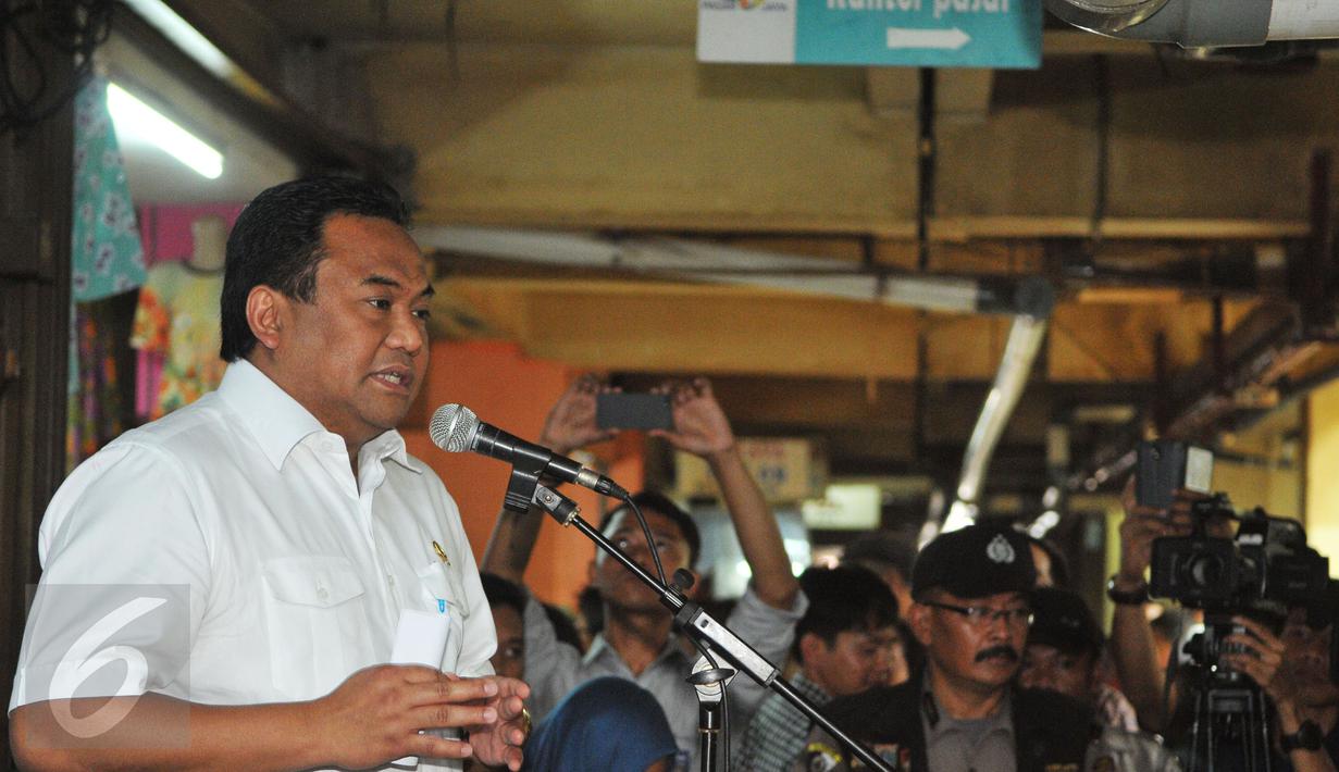Rachmat Gobel berbicara dalam peresmian Depo Bapok Kita di Pasar Kramat jati, Jakarta, Senin (10/8/2015). Depo Bapok dapat menjaga stabilitas harga dan menjamin supplai agar masyarakat tidak khawatir harga bahan pokok naik. (Liputan6.com/Herman Zakharia)