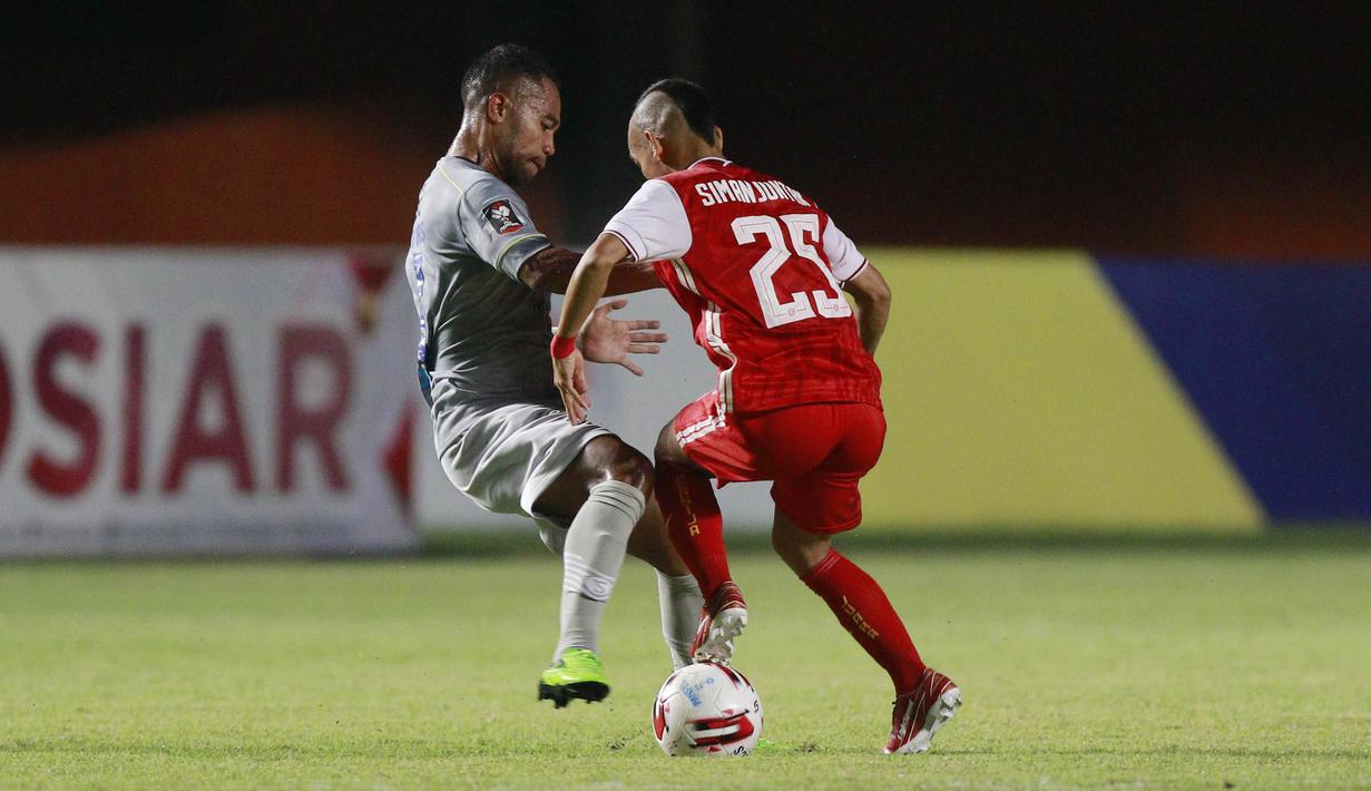 Gelandang Persija Jakarta, Riko Simanjuntak, berusaha melewati bek Persib Bandung, Ardi Idrus, pada laga final Piala Menpora 2021 di Stadion Maguwoharjo, Sleman, Kamis (22/4/2021). Persija menang dengan skor 2-0. (Bola.com/M Iqbal Ichsan)
