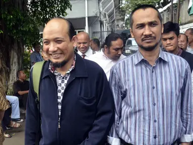 Novel Baswedan (tengah), Romo Magnis Suseno (kiri) dan Abraham Samad (kanan) saat akan menjalani sidang perdana praperadilan Novel Baswedan di Pengadilan Negeri Jakarta Selatan, Kamis (4/6/2015). (Liputan6.com/Helmi Afandi)