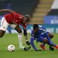 Gelandang MU, Paul Pogba berebut bola dengan striker Leicester City, Kelechi Iheanacho pada perempat final Piala FA di Stadion King Power, Inggris (22/3/2021). Dengan hasil ini, Leicester untuk pertama kalinya dalam 39 tahun terakhir lolos ke babak semi-final FA Cup. (AP Photo/Ian Walton, Pool)