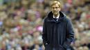 Pelatih Liverpool, Juergen Klopp memberikan instruksi kepada skuat asuhannya pada Liga Europa melawan Rubin Kazan di Stadion Anfield, Inggris, Jumat (23/10/2015). (EPA/Peter Powell)