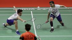 Ganda Putri Indonesia, Greysia Polii/Apriyani Rahayu, saat melawan wakil China, Liu Xuan Xuan/Xia Yu Ting, pada laga Indonesia Masters di Istora, Jakarta, Rabu (15/1/2020). Greysia/Apriyani menang 22-24, 21-17, dan 21-15. (Bola.com/M Iqbal Ichsan)