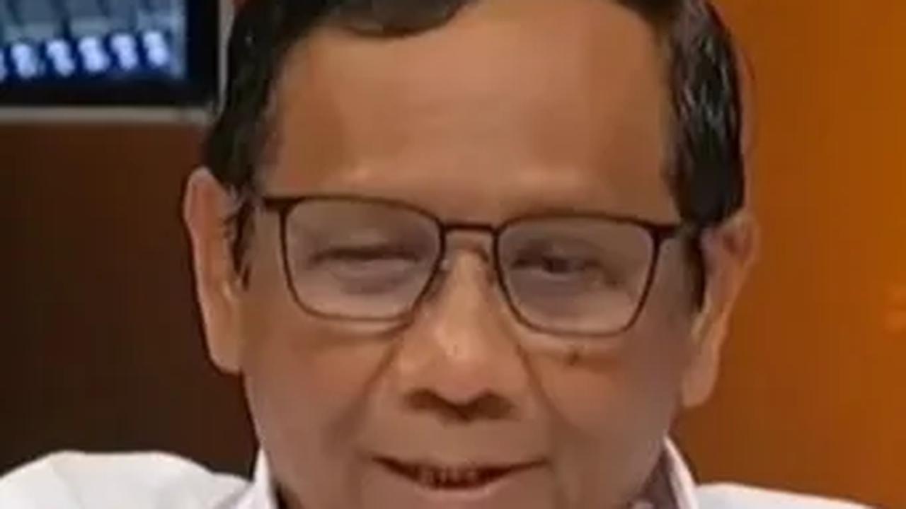 Ekspresi Wajah Mahfud MD jadi Sorotan saat jadi Sasaran Bapak-Bapak, Tiba-Tiba Disosor Cium Pipi