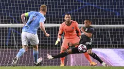 Pemain Manchester City Kevin De Bruyne (kiri) mencetak gol ke gawang Lyon pada perempat final Liga Champions di Stadion Jose Alvalade, Lisbon, Portugal, Sabtu (15/8/2020). Lyon mengalahkan Manchester City 3-1. (Franck Fife/Pool Photo via AP)
