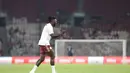 Emmanuel Adebayor melakukan selebrasi setelah mencetak gol penyama kedudukan bagi North London Legends pada menit ke-10 saat menghadapi United Legends dalam laga ekshibisi Champions Impact in Jakarta: The Rivalry Returns di Stadion Utama Gelora Bung Karno, Jakarta, Sabtu (10/10/2026). (KLY/Budy Santoso)