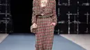 Virginie Viard, selaku Creative Director rumah mode Chanel, memadukan material tweeds warna-warna cerah, dari pink, turquoise, hingga ungu ke dalam jajaran warna musim gugur yang elegan.  (Foto: dok Chanel)