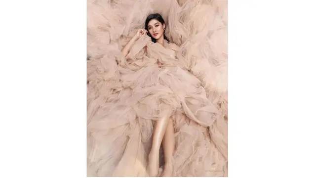 Naysila Mirdad tampil anggun dengan gaun panjang berwarna pastel.
