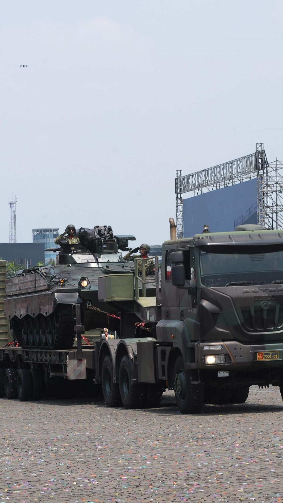 Pasukan TNI AD dengan tanknya juga tampak memeriahkan gladi bersih.