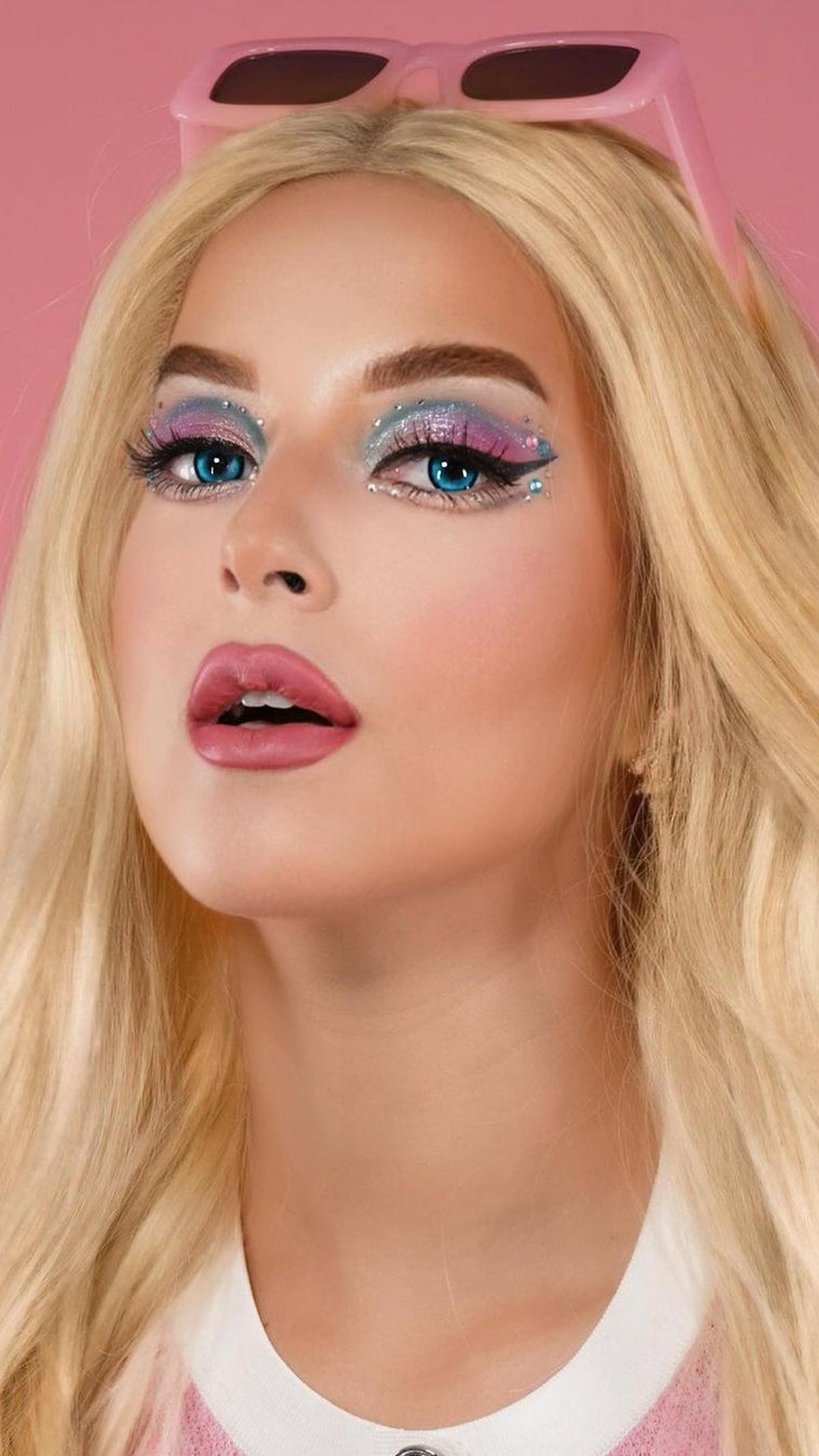 Melalui akun Instagram pribadi Tasya mengunggah beberapa potret dirinya yang berubah jadi Barbie. Tampak mata Tasya yang semula coklat kini berwarna biru laut khas Barbie.