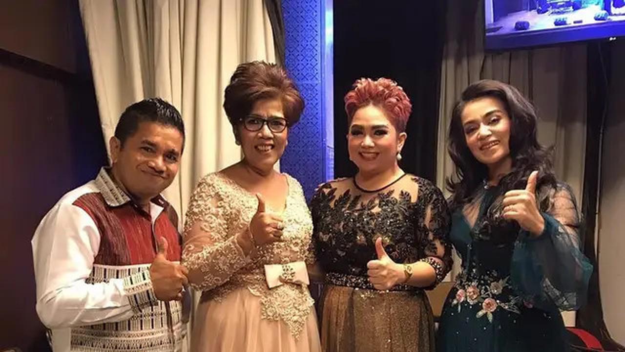 Galeri Foto Rita Butar Butar Pakai Dress Brokat, Busananya Selalu Maksimal saat Bernyanyi
