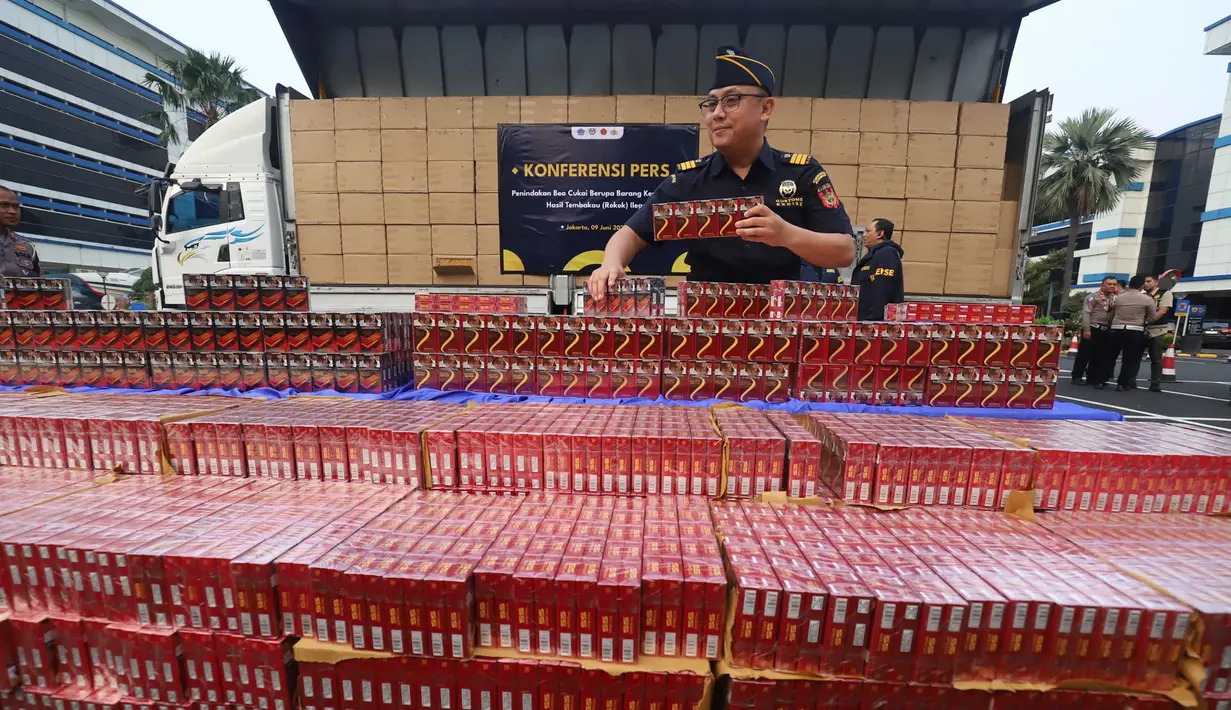 Petugas Direktur Jenderal Bea dan Cukai menunjukkan barang bukti hasil penindakan rokok ilegal di Kantor Pusat DJBC, Jakarta, Selasa (9/6/2026). (merdeka.com/Arie Basuki)