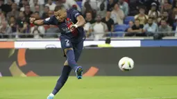 Pemain Paris Saint-Germain (PSG), Kylian Mbappe melepaskan tendangan saat melawan Lyon pada laga pekan keempat Ligue 1 2023/2024 di Groupama Stadium, Senin (04/09/2023). PSG menang dengan skor 4-1. (AP Photo/Laurent Cipriani)