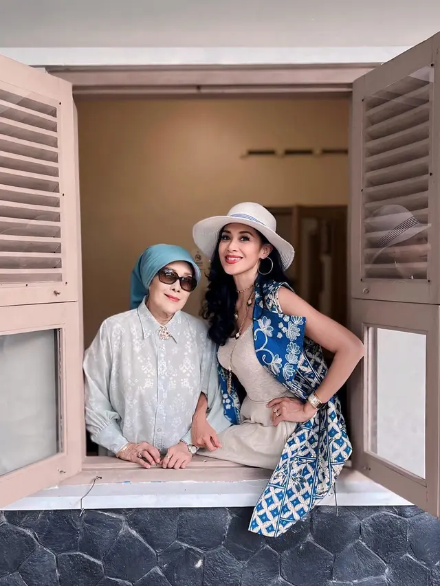 5 Potret Ibu Diah Permatasari yang Kini Berumur 76 Tahun, Kelihatan Awet Muda Seperti Anaknya