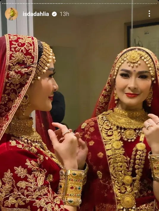 Pulasan makeup bold dengan lipstik warna merah membuat penampilannya semakin stand out. (Instagram/isdadahlia).