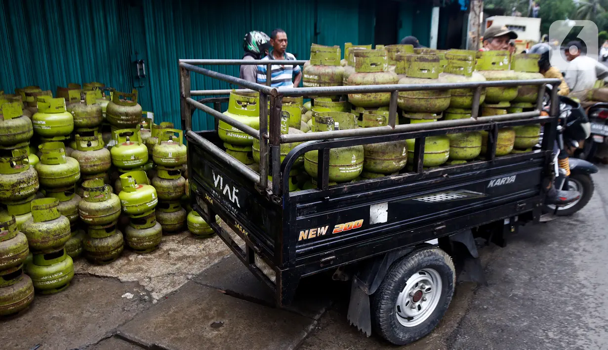 Pengendara mengangkut elpiji 3 kilogram di Jakarta, Kamis (5/3/2020). Pemerintah berencana mengembangkan jaringan gas (jargas) atau citygas guna menambal beban fiskal akibat subsidi elpiji 3 kilogram. (Liputan6.com/Johan Tallo)