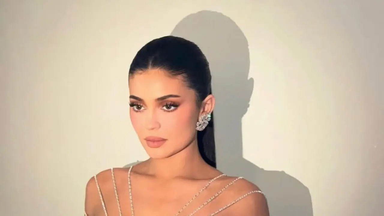 Kylie Jenner Bak Golden Barbie di Golden Globe Awards 2026 dengan Shimmering Hourglass Gown, Berkilau Pakai 100 Karat Berlian