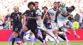 Pemain Belgia Dodi Lukebakio menyundul bola di samping pemain Amerika Serikat  Chris Richards selama pertandingan sepak bola babak 16 besar Piala Dunia di Seattle, Senin, 6 Juli 2026. (AP Photo/Manu Fernandez)