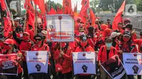 Kader PDIP Jakarta Timur berunjuk rasa di depan Polres Jaktim, Kamis (25/6/2020). Ratusan massa simpatisan dan kader PDIP melakukan long march ke Mapolrestro Jakarta Timur untuk menuntut pembakaran bendera partainya pada aksi di depan DPR, Rabu 24 Juni 2020. (Liputan6.com/Johan Tallo)