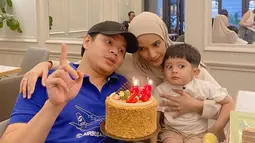 Pamer ekspresi lucu, tak sedikit netizen yang gemas melihat wajah Syaki ketika berfoto. Sedari sebelum menikah, Syaki memang sudah sangat dekat dengat Iqbal Fitrah. Masih bisa pamer ekspresi kocak, sehari setelah perayaan ulang tahun Iqbal ini diketahui Syaki akan disunat. Usianya baru 2 tahun, namun anak Rizki DA dan Nadya Mustika ini sudah pandai berekspresi. (Liputan6.com/IG/@nadyamustikarahayu)