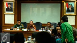 Menteri LHK (ad interim) Sudirman Said (kedua kiri) saat rapat koordinasi Operasi Darurat Asap di Kementerian LHK, Jakarta, Sabtu (5/9/2015). Pemerintah berupaya mengatasi kebakaran hutan dan lahan di Sumatera dan Kalimantan. (Liputan6.com/Yoppy Renato)