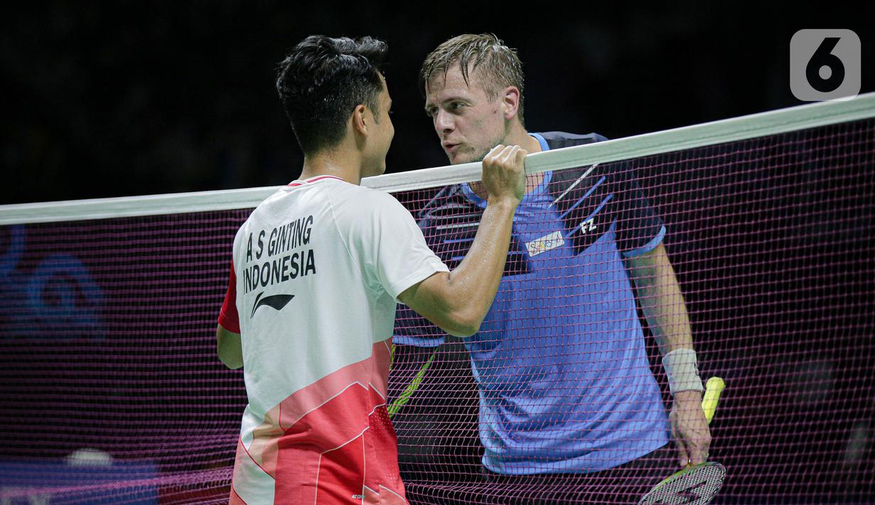 Pebulu tangkis tunggal putra Indonesia Anthony Sinisuka Ginting (kanan) menyalami Hans Kristian Solberg Vittinghus dari Denmark usai menang dalam babak 16 besar East Ventures Indonesia Open 2022 di Istora Senayan, Jakarta, Kamis (16/6/2022). Anthony Ginting berhasil melaju ke perempat final setelah menang 21-17, 21-9. (Liputan6.com/Faizal Fanani)