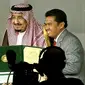 Raja Salman bin Abdulaziz dari Arab Saudi menyerahkan penghargaan King Faisal Awards 2018 kepada Profesor Irwandi Jaswir dari Indonesia (sumber: KBRI Riyadh)