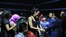 Sophia hadir dengan mengenakan busana tanpa legan warna hitam, duduk diantara para tamu undangan VIP The Biggest Concert NOAH 'Sings Legends'. (Adrian Putra/Bintang.com)