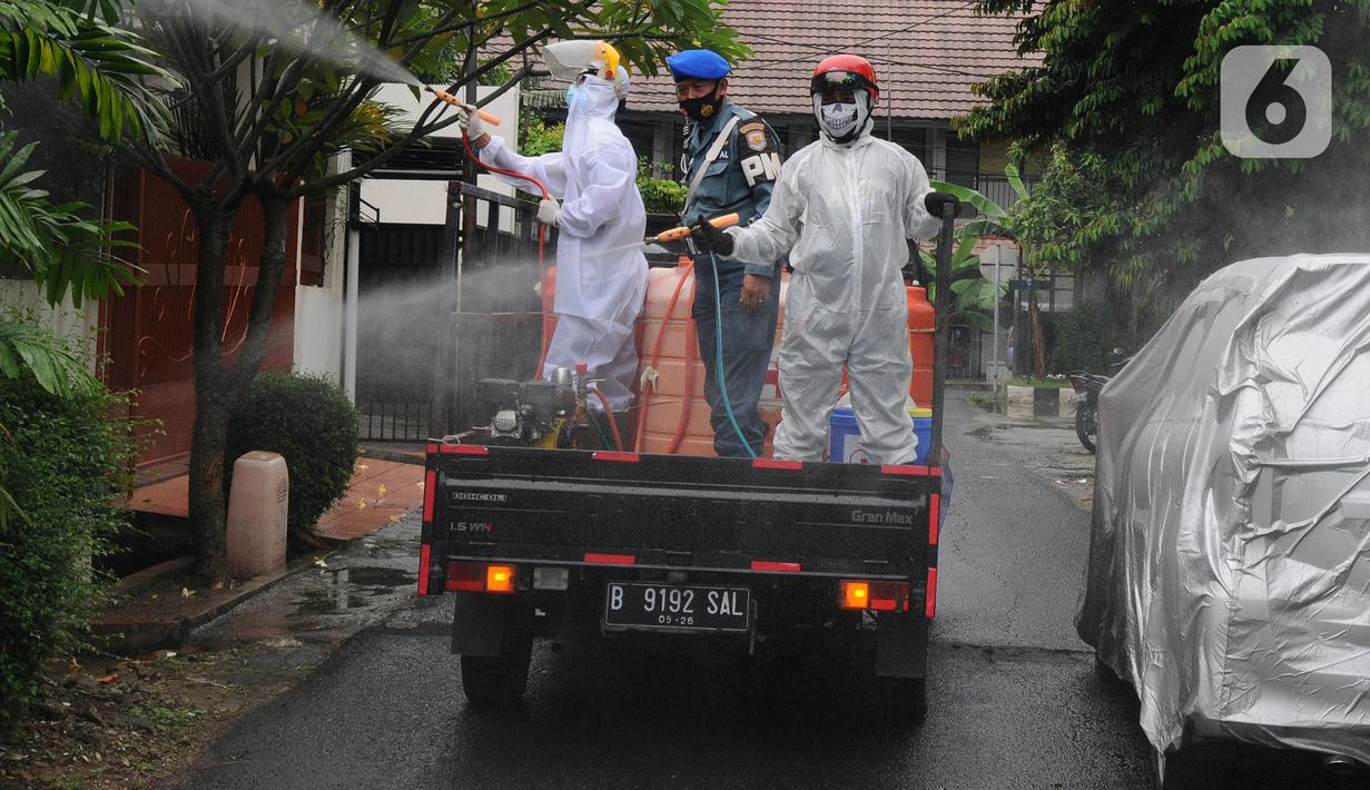 Petugas PMI melakukan penyemprotan disinfektan pada puskesmas di RW 09 Kompleks TNI AL Gandaria, Jakarta Selatan, Senin (14/2/2022). Penyemprotan yang difasilitas Satgas Covid 19 Lantamal III TNI AL tersebut dilakukan untuk mencegah penyebaran COVID-19 varian Omicron. (merdeka.com/Arie Basuki)